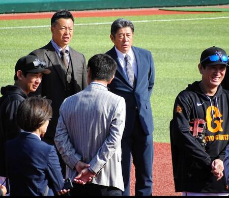 　巨人２軍監督に就任した石井琢朗氏（中右）と同２軍バッテリーコーチに就任した田口昌徳氏