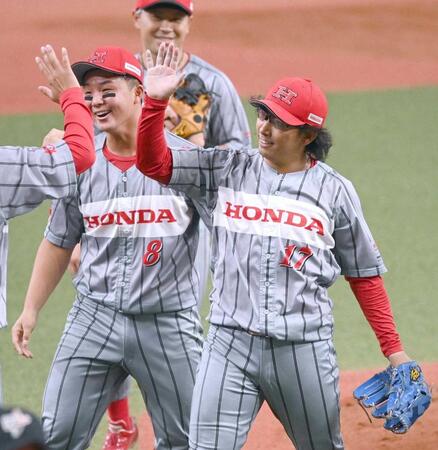 　完全試合を達成し、笑顔でナインとタッチするホンダ鈴鹿の井村（右）