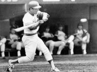 　先制タイムリー二塁打を放つ広瀬叔功さん＝１９７７年６月