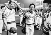 　全日程を終了、最下位とふがいない成績に終わった南海・広瀬叔功監督（中央）はスタンドのファンに申し訳なさそうに頭を下げた＝１９７８年９月