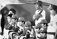 　ぬるま湯的な反管理野球がそのままチームの不成績につながってぼう然の南海・広瀬叔功監督（中央）＝１９７８年８月