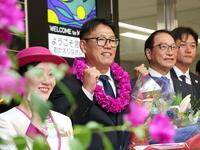 　宮崎に到着し歓迎セレモニーで笑顔を見せる侍ジャパン・井端監督（中央）＝撮影・立川洋一郎