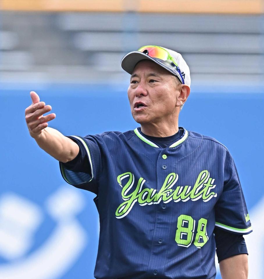 　チームスタッフに指示を出す池山監督（撮影・西田忠信）