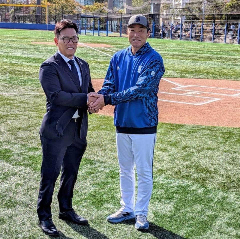 　日本代表・井端弘和監督（左）と握手する相川監督