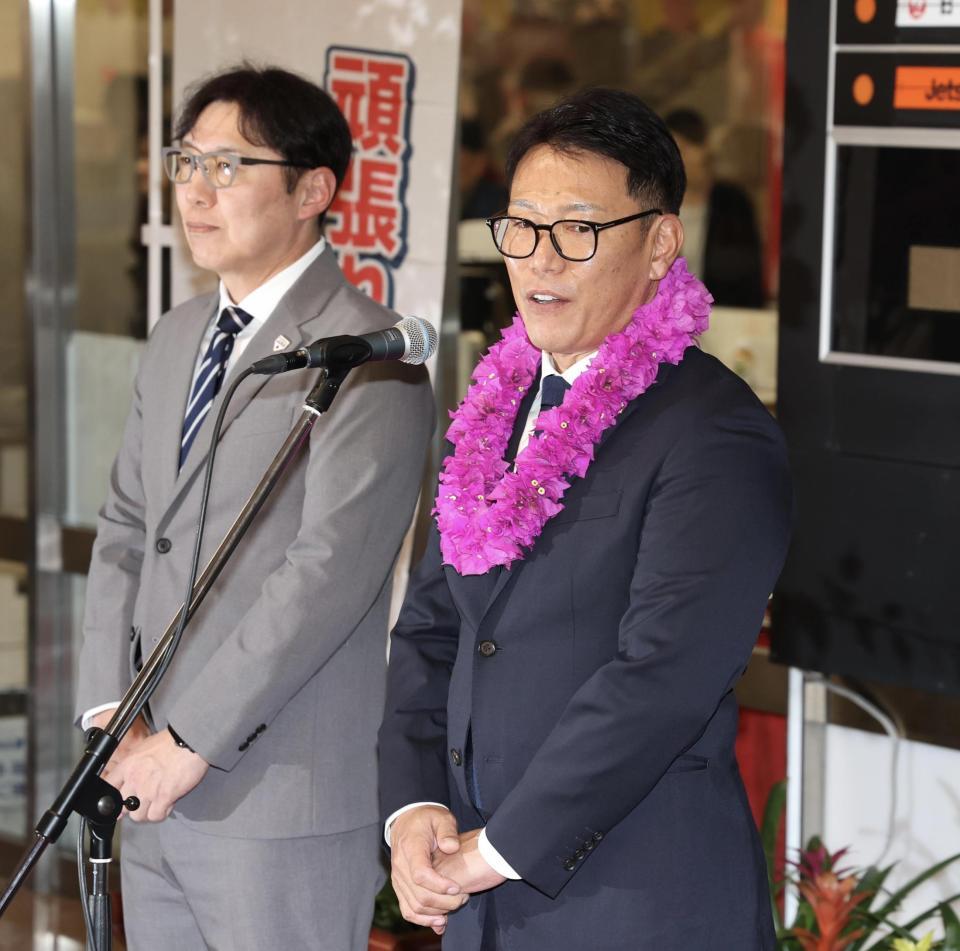 　歓迎セレモニーであいさつをする井端監督（撮影・佐々木彰尚）