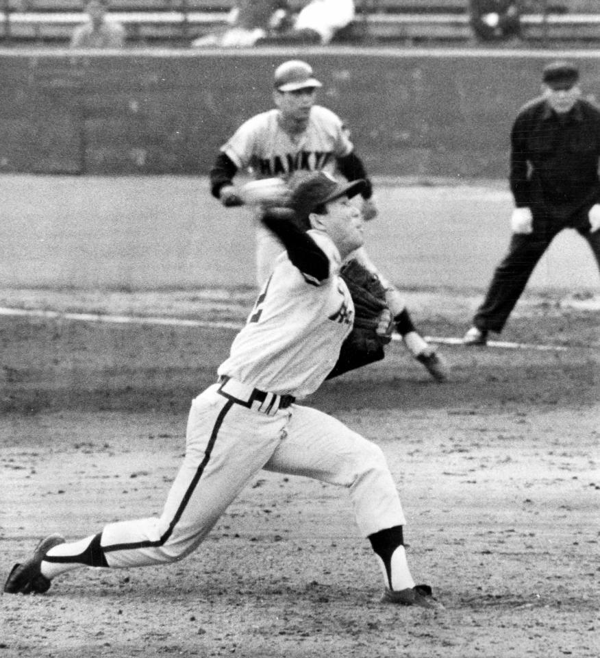 　ファンサービスのために野手の広瀬叔功（手前）を投手にしたてた南海・野村克也監督の采配＝１９７０年１０月