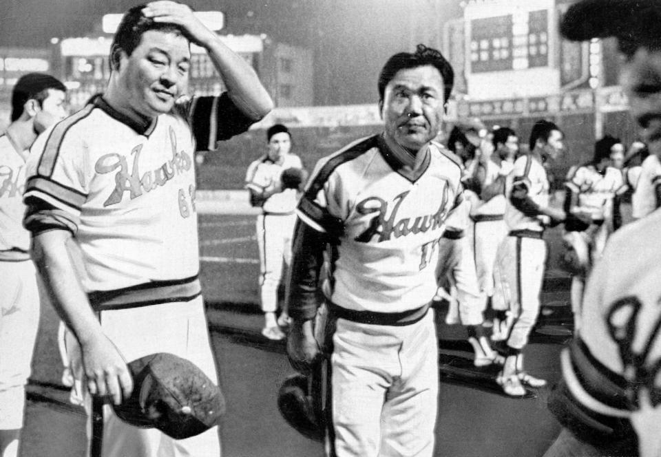 　全日程を終了、最下位とふがいない成績に終わった南海・広瀬叔功監督（中央）はスタンドのファンに申し訳なさそうに頭を下げた＝１９７８年９月