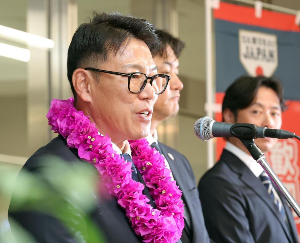 　宮崎に到着し歓迎セレモニーで合宿での意気込みを話す侍ジャパン・井端監督（撮影・立川洋一郎）