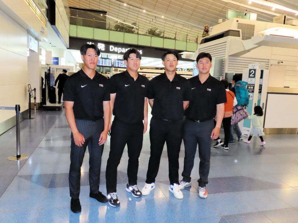 　オーストラリアでのウインターリーグ参加へ向けて出発した（右から）代木、荒巻、石塚、田村