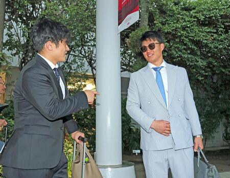 　宮崎に到着して移動のタクシーを待つ間、坂本（左）と談笑する森下（撮影・立川洋一郎）