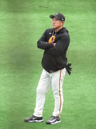 　秋季キャンプで選手たちの動きをチェックする石井２軍監督