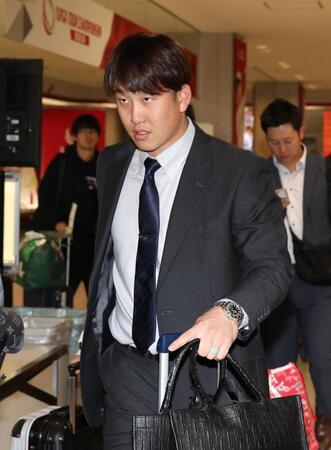 　宮崎入りした小園（撮影・佐々木彰尚）