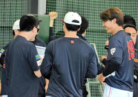 　新たに導入されたピッチコムを手に説明を受ける高橋