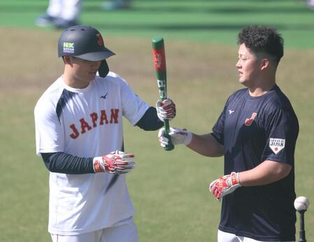 侍ジャパン　牧秀悟と森下翔太がほっこり珍光景　先輩のバットに興味津々→強奪？→牧がチョップで応戦　仲良し中大の先輩後輩