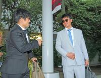 　宮崎に到着して移動のタクシーを待つ間、坂本（左）と談笑する森下（撮影・立川洋一郎）