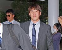 　宮崎入りし移動のタクシーへ向かう小園（撮影・立川洋一郎）