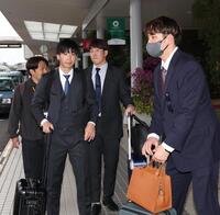 　宮崎入りした小園（中央）と森浦（撮影・佐々木彰尚）