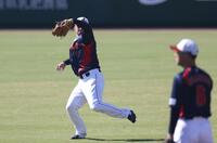 　中堅でノックを受けた森下（撮影・佐々木彰尚）