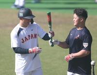 　牧（右）のバットを奪い取る森下（撮影・佐々木彰尚）