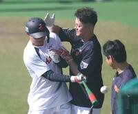 　牧の短いバットで打撃をする森下。チョップをくらう（撮影・佐々木彰尚）