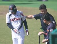 　牧（右）から突き飛ばされる森下（撮影・佐々木彰尚）