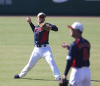 　本塁に送球する森下（撮影・佐々木彰尚）