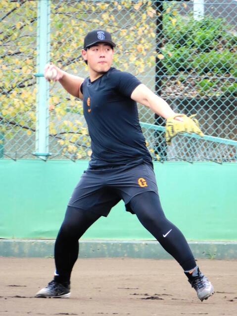 　ノックで軽快な動きを見せる岡本