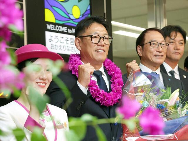 　宮崎に到着し、歓迎セレモニーで笑顔を見せる井端監督（中央）＝撮影・立川洋一郎