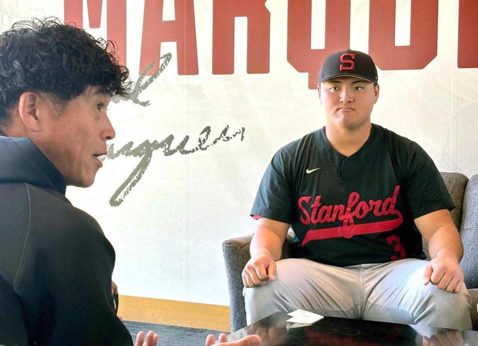 　城島ＣＢＯ（左）から指名あいさつを受けるスタンフォード大の佐々木麟太郎（ソフトバンク球団提供・共同）