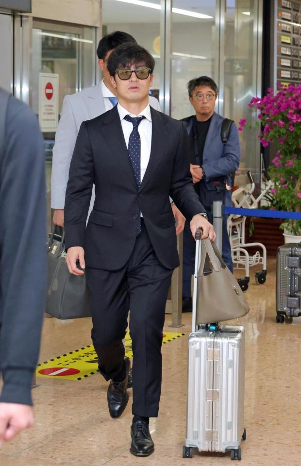 　宮崎空港に到着した坂本（撮影・立川洋一郎）