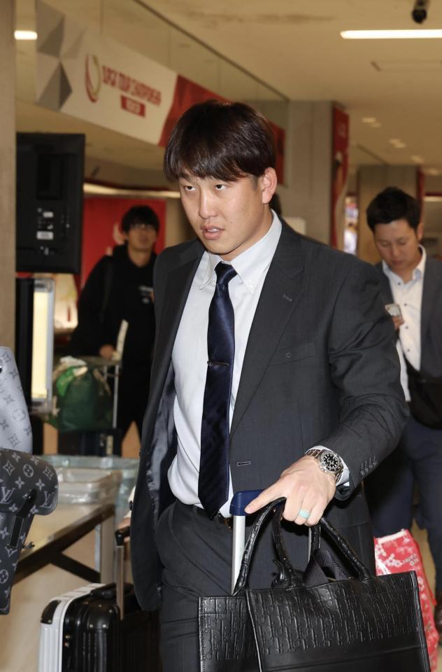 　宮崎入りした小園（撮影・佐々木彰尚）