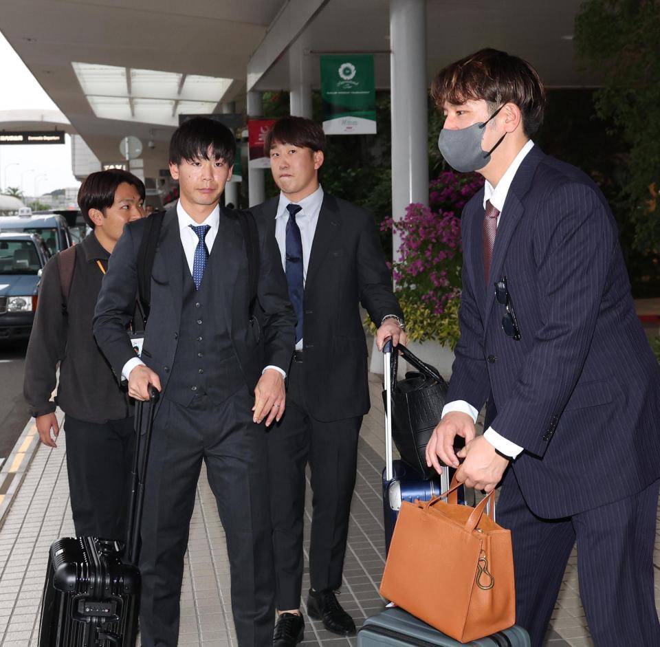 　宮崎入りした小園（中央）と森浦（撮影・佐々木彰尚）