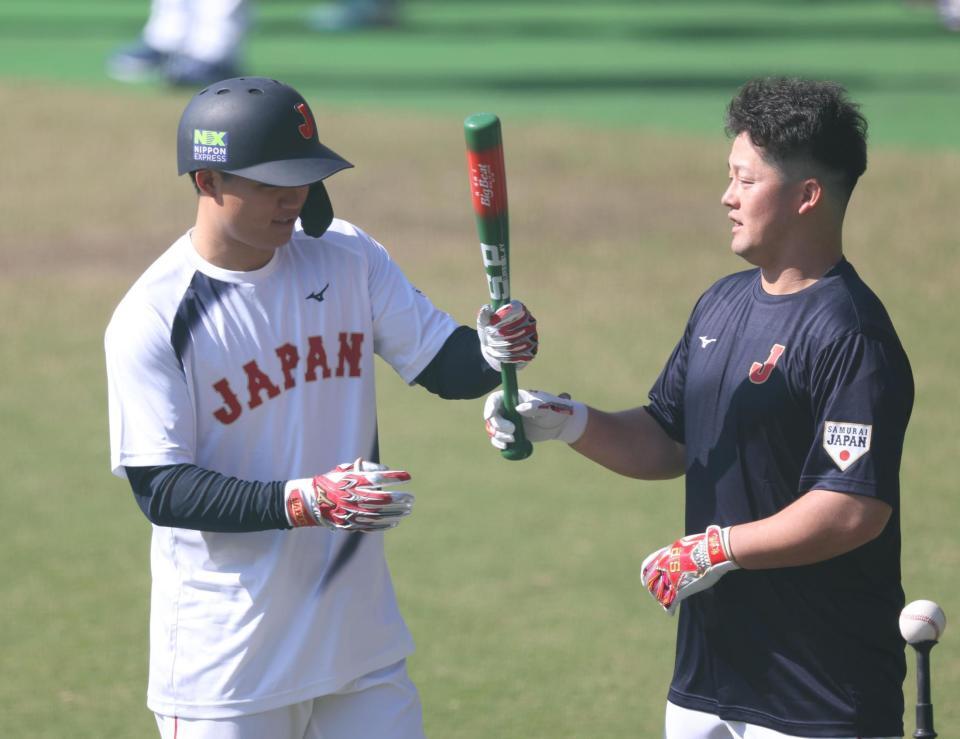 　牧（右）のバットを奪い取る森下（撮影・佐々木彰尚）