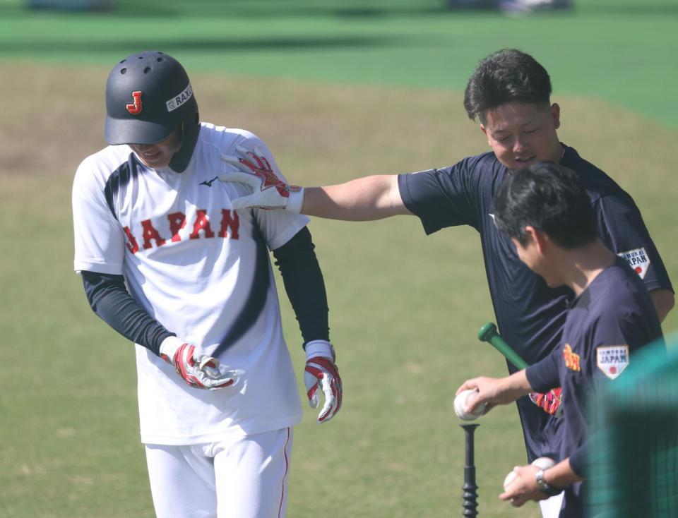 　牧（右）から突き飛ばされる森下（撮影・佐々木彰尚）