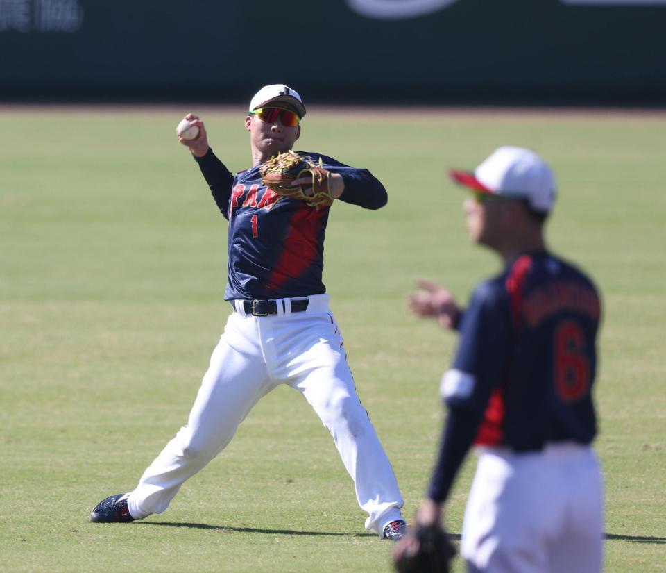 　本塁に送球する森下（撮影・佐々木彰尚）