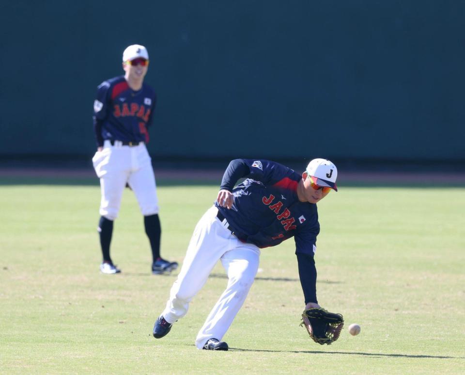 　五十幡（左）と中堅でノックを受けた森下（撮影・佐々木彰尚）