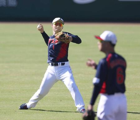 　本塁に送球する森下（撮影・佐々木彰尚）