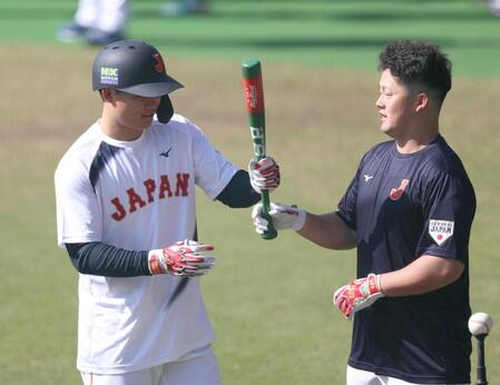 　ＤｅＮＡ・牧（右）のバットを奪い取る森下（撮影・佐々木彰尚）