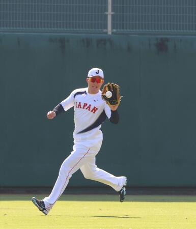 　センターの守備に就いて打球を追う森下（撮影・立川洋一郎）