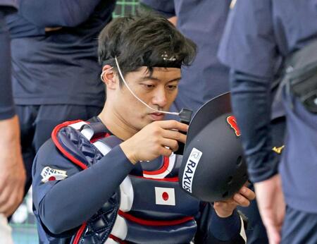 　ピッチコムの機器をセットする坂本（撮影・立川洋一郎）