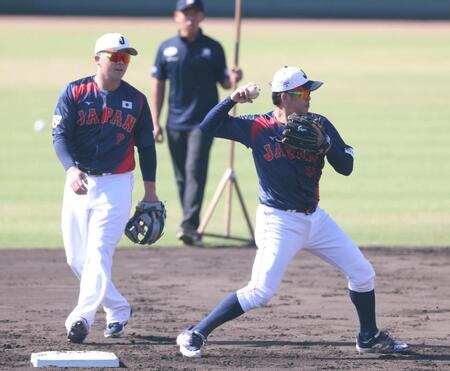 　二遊間の併殺練習をする小園（撮影・佐々木彰尚）