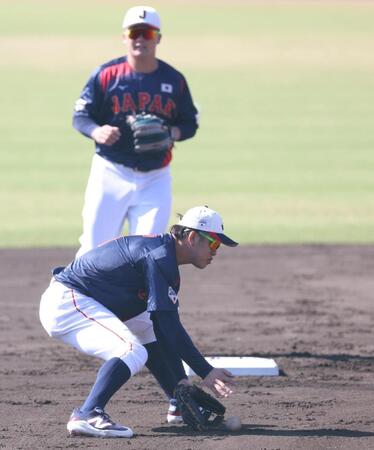 　ノックを受ける小園（撮影・佐々木彰尚）