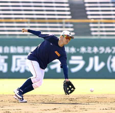 　ショートの守備に就きノックの打球を処理する小園