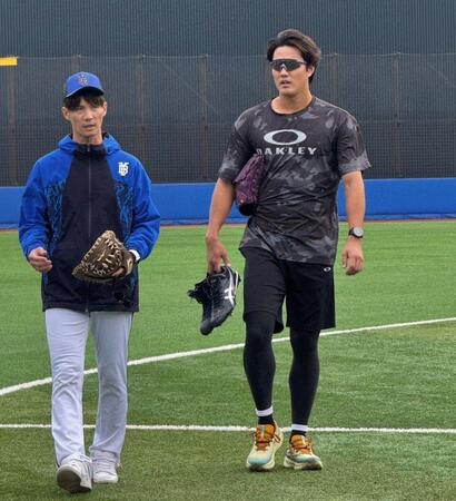 　球団施設で練習する藤浪＝６日