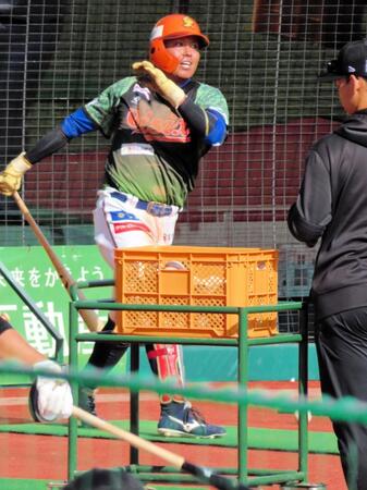 　巨人の秋季キャンプに合流してロングティーを行う育成５位指名のオイシックス・知念