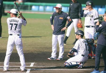 侍ジャパン　井端監督がピッチコムの思わぬ効果明かす　投手が「たまに出す牽制のサインで『えっ！？』て」