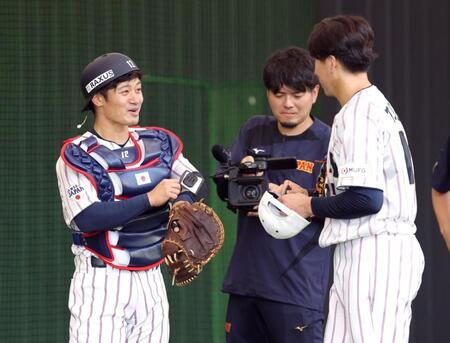 　ピッチコムを使って投球を終えた大勢（右）と話をする坂本（撮影・立川洋一郎）