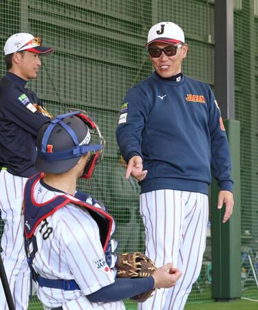 　ブルペンで坂本（手前）に話しかける井端監督（撮影・立川洋一郎）