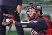 　ピッチコムを装着しブルペンで投球を受ける坂本（撮影・立川洋一郎）