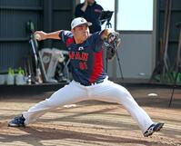 　ブルペンで投げ込む平良（撮影・立川洋一郎）